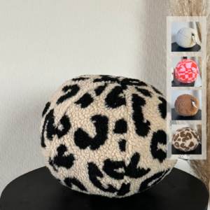 Kugelkissen in Gr. M aus weichem Leo-Stoff in schwarz-beige. In den Kacheln an der Seite werden die weiteren Farben gezeigt: creme, Karamell, rosa-orange, braun-beige Leo