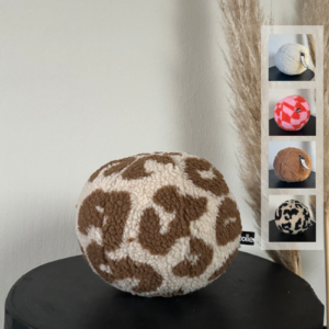 Kugelkissen in Gr. M aus weichem Leo-Stoff in schwarz-beige. In den Kacheln an der Seite werden die weiteren Farben gezeigt: creme, Karamell, rosa-orange, braun-beige Leo