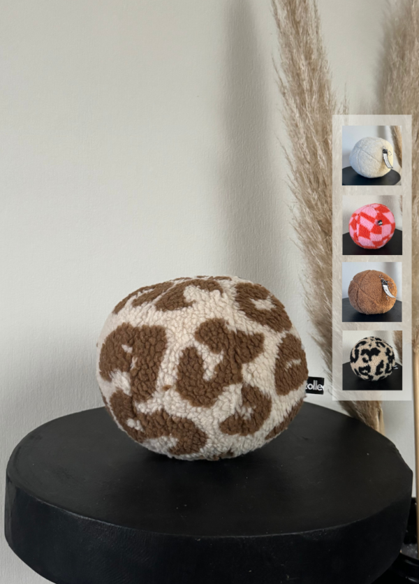 Kugelkissen in Gr. M aus weichem Leo-Stoff in schwarz-beige. In den Kacheln an der Seite werden die weiteren Farben gezeigt: creme, Karamell, rosa-orange, braun-beige Leo