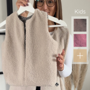 Hellbeige Kinder Weste aus weichem Teddy Bouclé präsentiert von der Gründerin des Labels. An der Seite werden die weiteren Farben gezeigt.